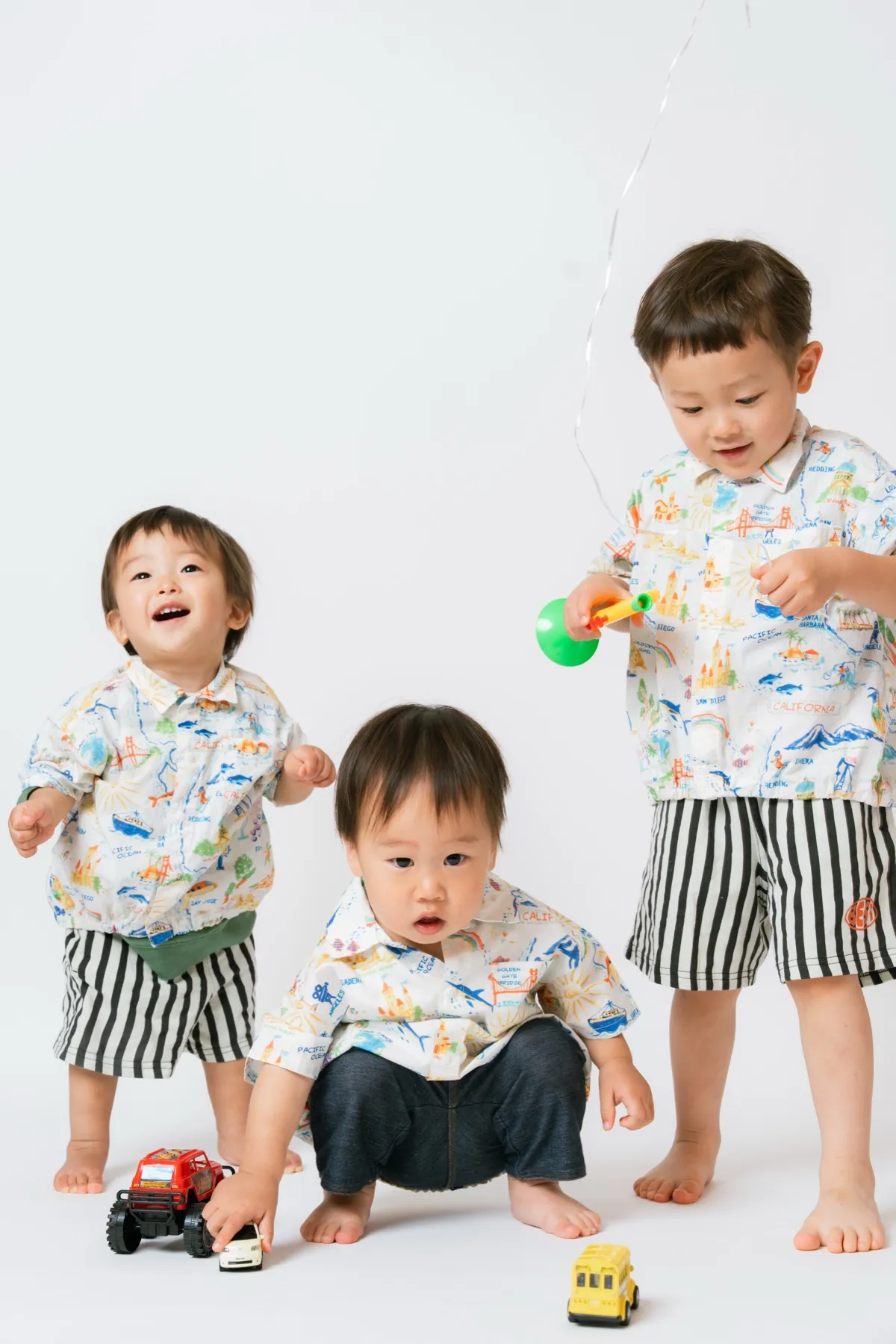 おそろいの柄シャツを着た3人きょうだいの撮影シーン